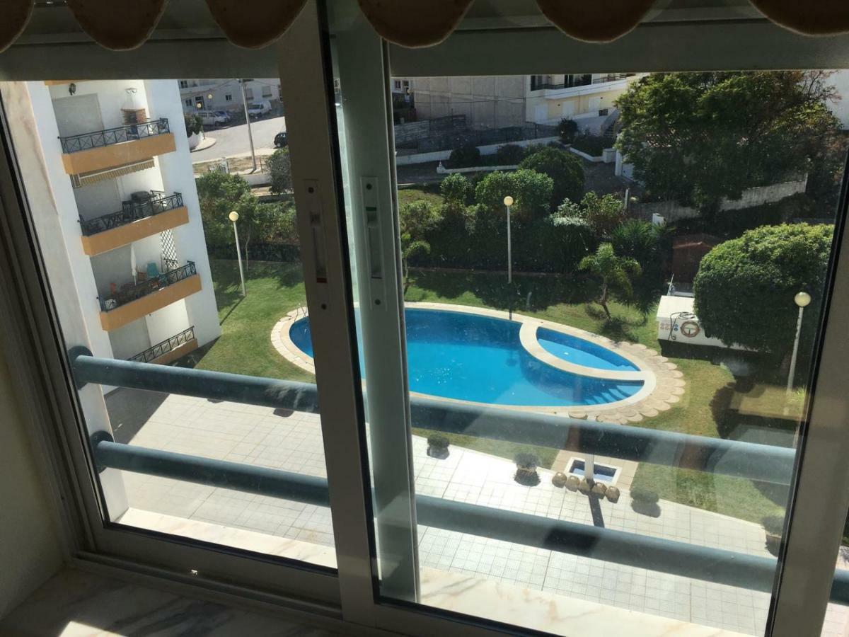 Quiet Apartment Overlooking The Swimming Pool Armacao de Pera Luaran gambar