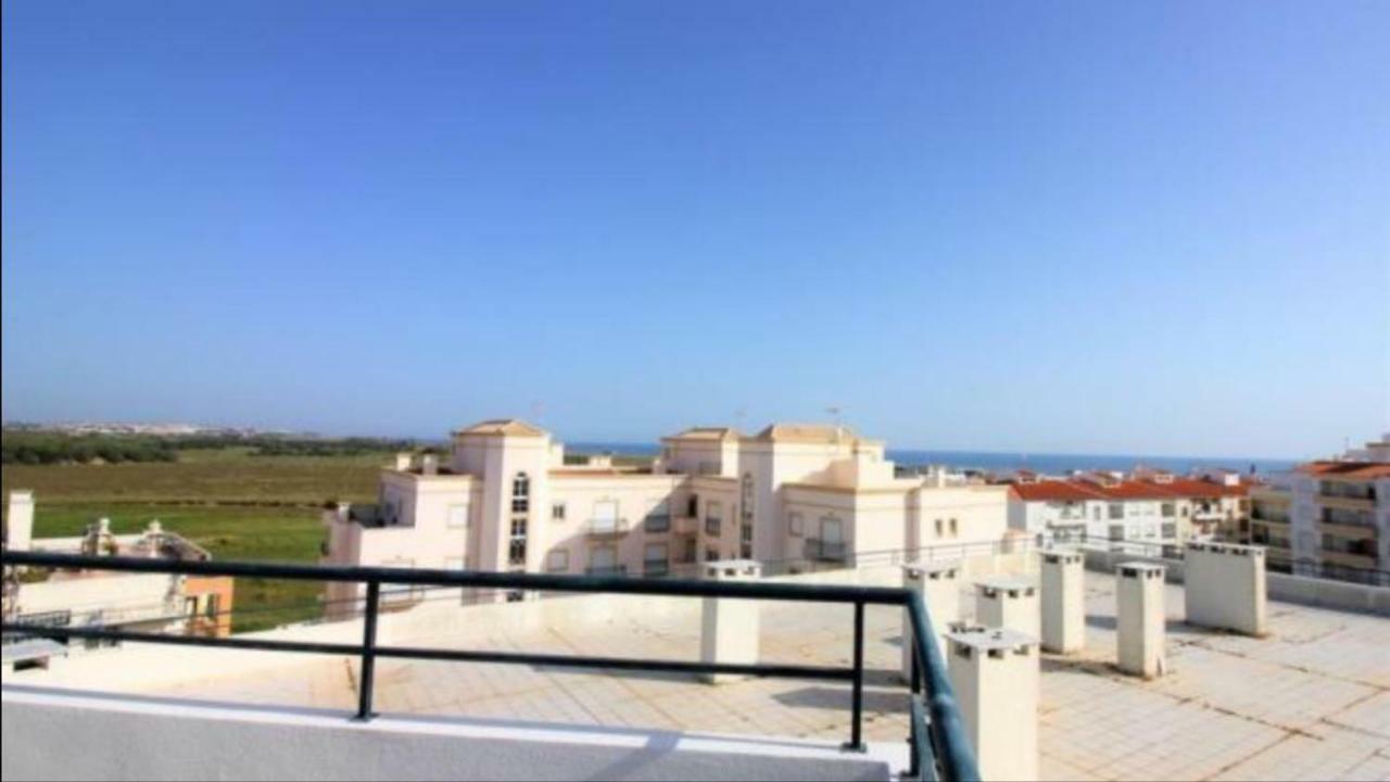 Quiet Apartment Overlooking The Swimming Pool Armacao de Pera Luaran gambar